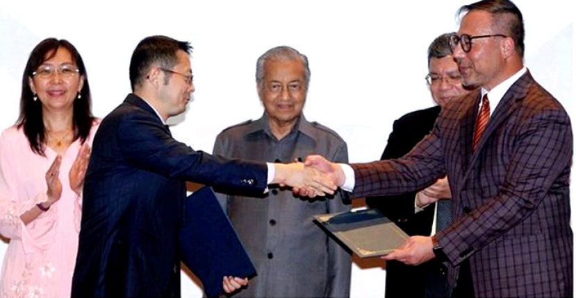  渤海商品交易所大马/东盟主席拿督斯里凯鲁丁(右一)与中国渤海商品交易所董事长阎东升(左二)交换备忘录。由首相敦马哈迪(中)、原产业部长郭素沁(左一)和外交部长赛夫丁(右二)见证。