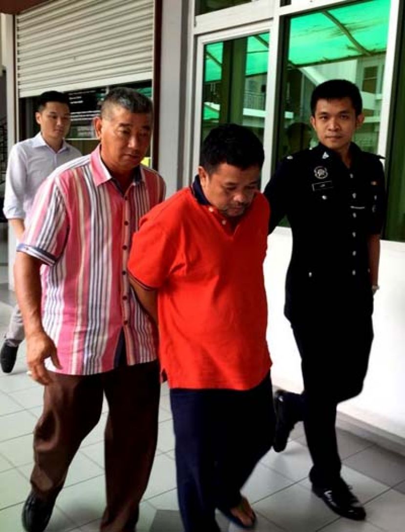 谎称丧妻，先后向一对母女骗取现金和金首饰的51岁伊班男子（中）被判坐牢4年兼打8鞭。  &nbsp;  &nbsp;