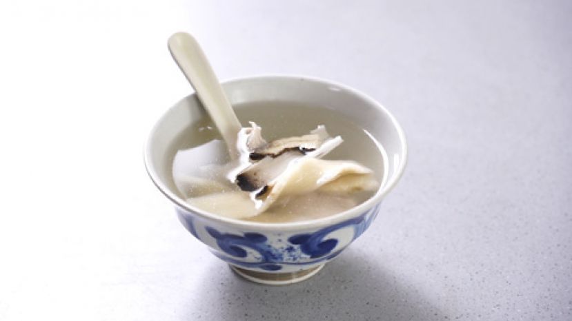 图示：健脾化湿汤，以白术、茯苓、淮山等熬煮，可以改善脾胃功能。