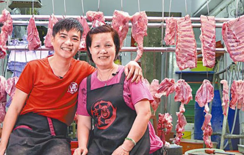 猪肉行业工作时间长，阿亨负责收档，妈妈负责开档。