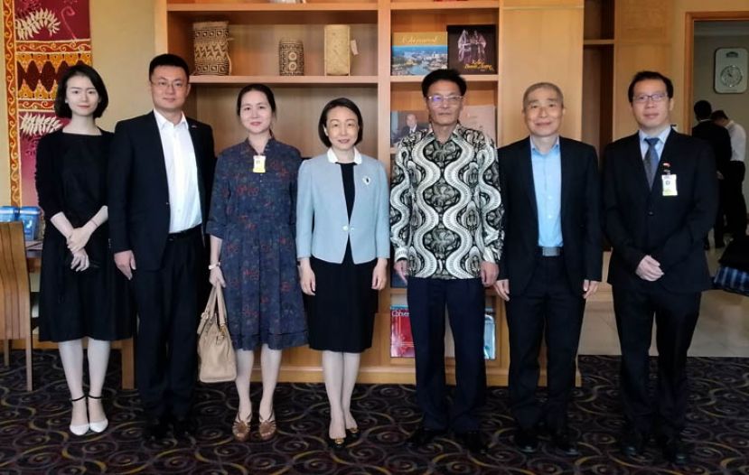 中国福建省副省长郭宁宁（左四）及福建省外办副主任李宏（右二）与中国驻古晋的领事们合影，(左起)为张书宜领事、李旺源领事、蒋盈领事、中国驻古晋总领事程广中（右三）及曾毅领事（右一）。