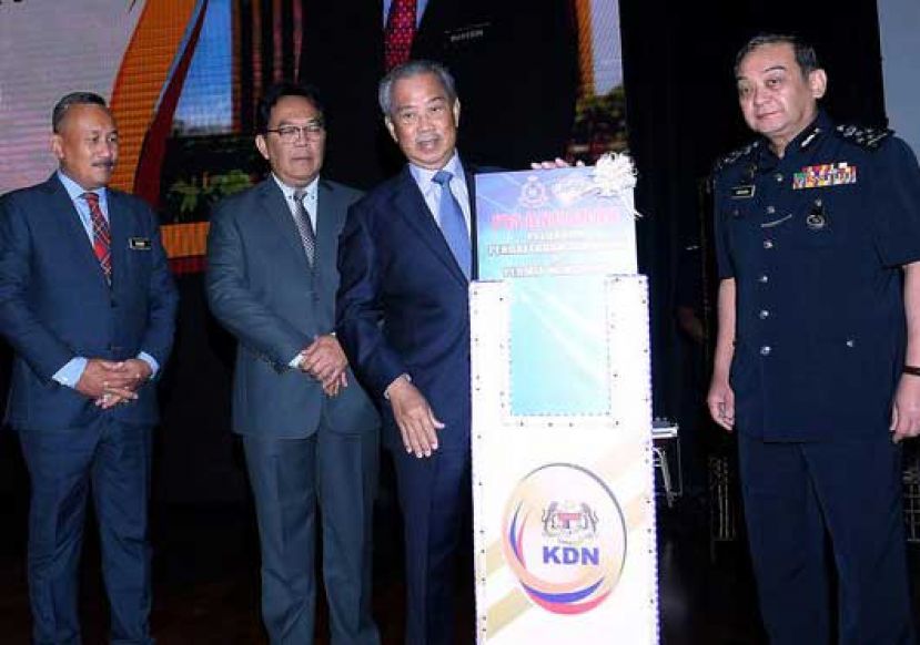 ●内政部长慕尤丁（右二）推介新版死亡登记与埋葬准证申请系统。右为全国副警察总账拿督斯里马兹兰。