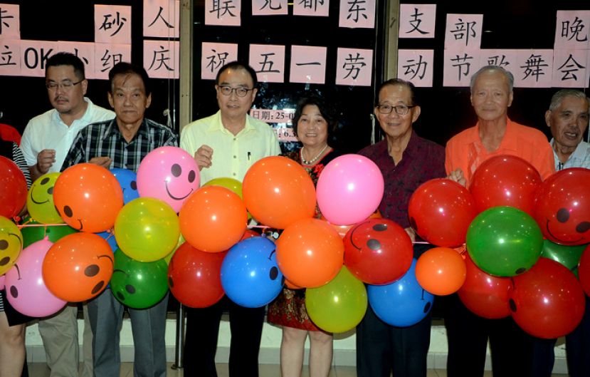 砂人联党都东支部主席黄振渊（左三）及名誉主席拿督孙春德（右三）等人在五一劳动节歌舞联欢会联合开幕剪彩。