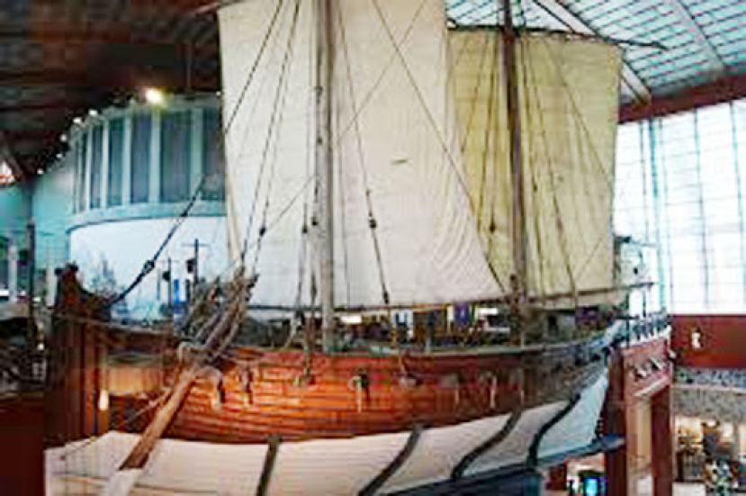 图示：&ldquo;黑石号&rdquo;的制作技法及形制相当接近阿曼的传统造船技术。这是依照9世纪阿拉伯商船等比例复建的&ldquo;马斯喀特之宝&rdquo;。