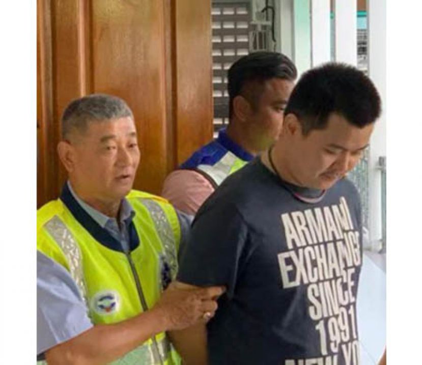 涉嫌44项欺骗罪控，青年俯首认罪而判刑后，被押离法庭时摄。