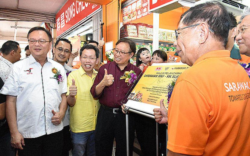 砂首长阿邦佐哈里（左四）为砂支付平台（Sarawak Pay）与KK Supermart合作主持推展礼。