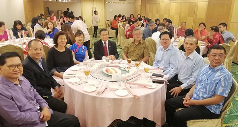 砂华总会长拿督许德忍（中）与理事们摄于晚宴上。右为副会长拿督黄良杰，左为副会长拿督吴标生。