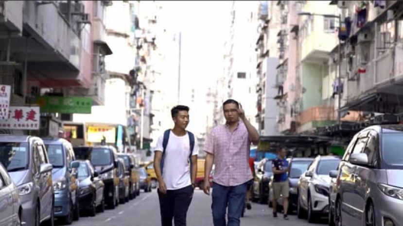 两人一边漫游深水埗，一边大谈彼此的儿时回忆。