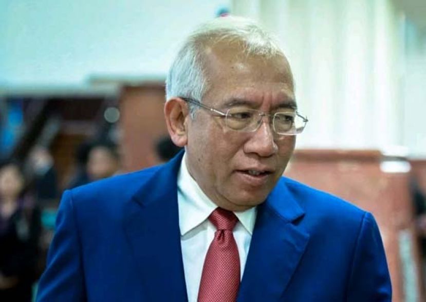 前教育部长拿督斯里马哈基尔现身法庭供证。(档案图片)