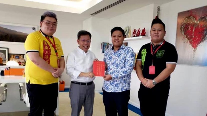 筹委会主席龚财源移交邀请贴于砂拉越地方政府及房屋部长拿督沈桂贤医生担任晚宴主宾。(左为)古晋福德三清宫理事会副主席黄德海、(右为)晚宴音响主任J&amp;B sound and Light entertainment 董事经理贝志雄。