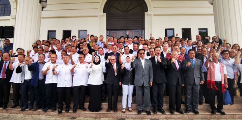 砂拉越联盟党领袖聚集古晋高庭大厦外高喊口号。