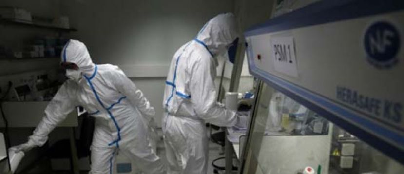 法国实验室人员研究怀疑新冠肺炎患者的样本。