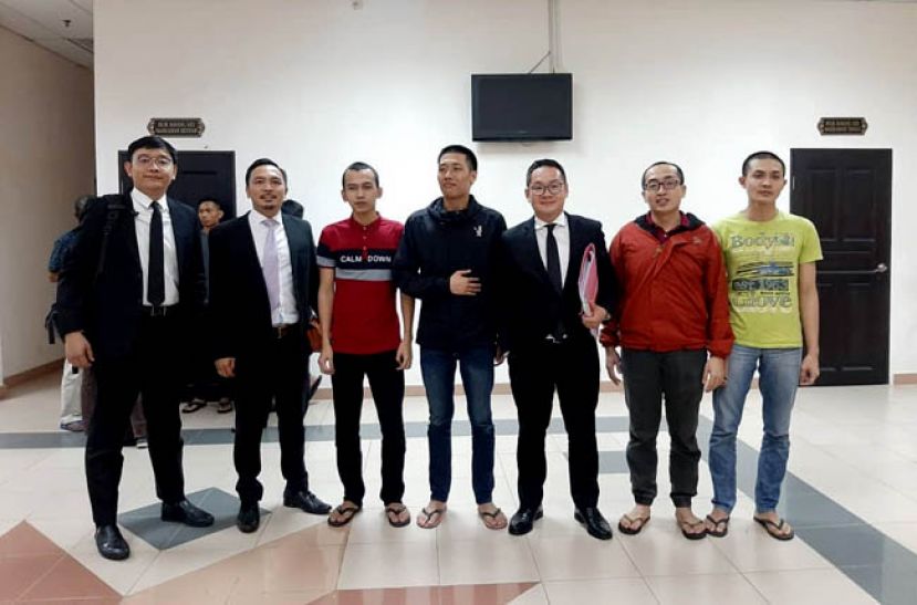 四名学院生被控栽种大麻，表罪不成立，在法庭外和辩护律师合影。  &nbsp;