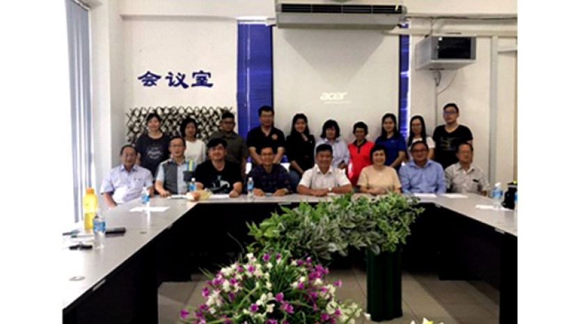答邦中公《缘聚答邦庆中秋》园游会筹备会合影。前排左四为大会主席兼答邦中公校董会主席刘天亮。前排右四及右三分别为联合筹委会主席田福星和周素琴校长。  &nbsp;