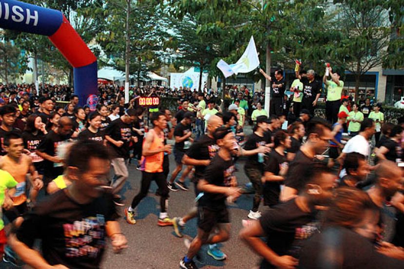 义跑参赛者冲出起点的壮观场面。