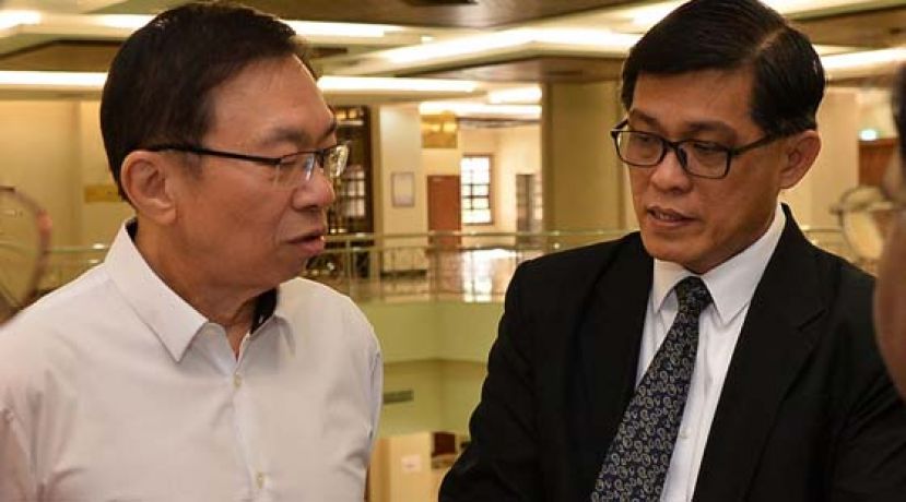 王鸿财（左起）与律师黄觥发研究案情；王鸿财表示将申请介入土著权威党入禀法庭申请多源流学校违宪案件。