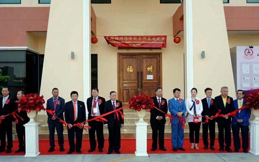 嘉宾联合为新会所大厦开幕。(右六)为世福总会长吴换炎，(左六)则为世福执行会长拿督斯里刘为强太平局绅。