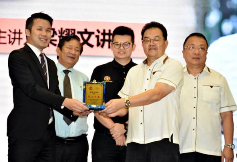 &ldquo;压力管理讲座会&rdquo;筹委会主席田松茂（右二）赠送纪念品予讲师梁耀文（左一），左二;为古晋中华小学校董会主席王长福、古晋区国会议员俞利文（右三）及晋汉连省津贴华小董联会会长蔡文铎（右一）。