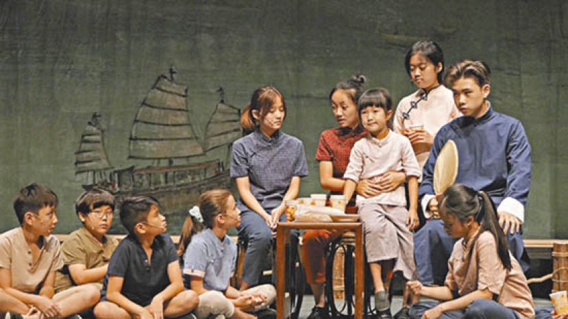 港产英文音乐剧《昔日海傍》写一九六六年天灾、病疫中的香港，仍然和谐与邻舍守望相助。台前幕后学生们对老香港啧啧称奇，十八岁的女主角曾昊晴（红衣）饰演的港妈便生了八名子女，她说对新一代而言最匪夷所思。