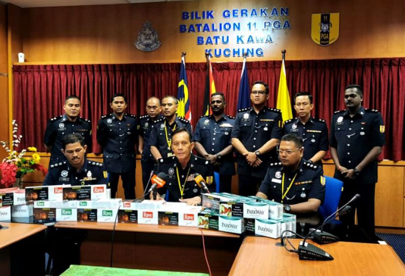 砂警察普通行动组第11营副指挥官秦斯副警监(前排中)召开新闻发布会。