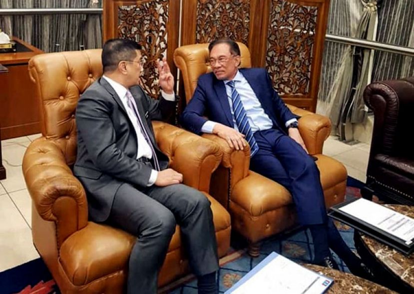  公正党主席安华(右)与署理主席阿兹敏在会议前先举行四眼会谈。