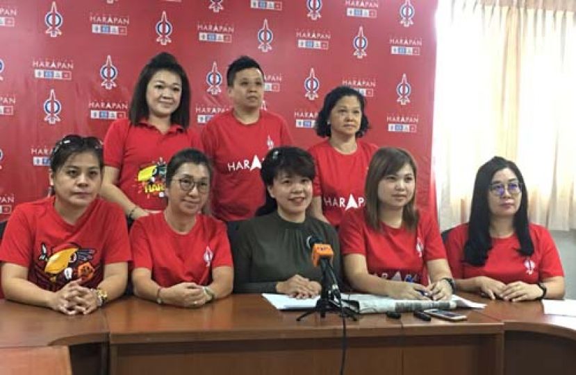   众人于新闻发布会上合影，前排中为行动党朋岭区州议员杨薇讳。