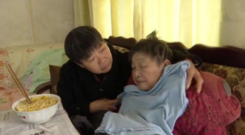 久病床前有孝女：六旬农妇坚持照料瘫痪母亲20年