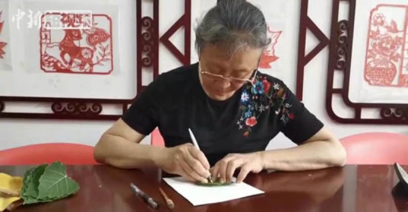 济南花甲老人巧手雕树叶 勾勒经典民俗故事