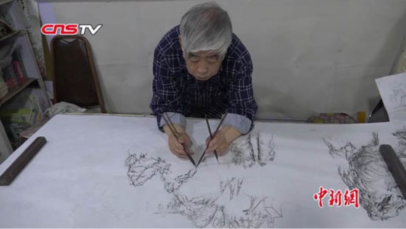 长春老人练就绝技：双手执多支笔做画 倍速画出山水图