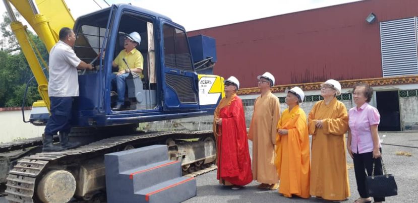 右起为三圣佛堂主席藩斯里沈林素卿、莜航法师、住持佛声法师、槟城琉璃精舍住持真安以及新加坡法华禅寺真定大和尚的见证下，拿督沈桂贤为该堂文教中心主持奠基仪式。