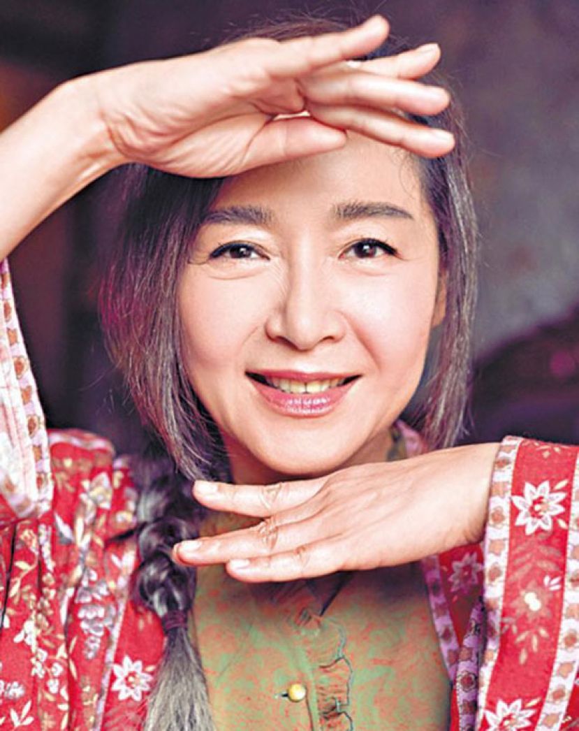 图示：曾经历两次失婚的恬妞回望半生，虽然充满感慨，但依然以笑容面对。