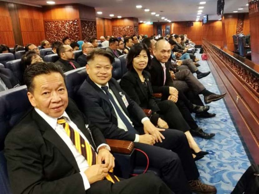 砂拉越民主行动党州议员黄培根，陈长锋，郑爱鸰于4月9日到国会旁听修宪法案二读辩论，观察砂政党联盟国会议员的表现。