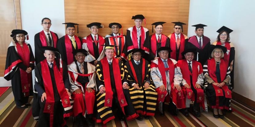 砂首长拿督巴丁宜阿邦佐哈里（坐者左四）与砂斯威本科技大学管理层合照。