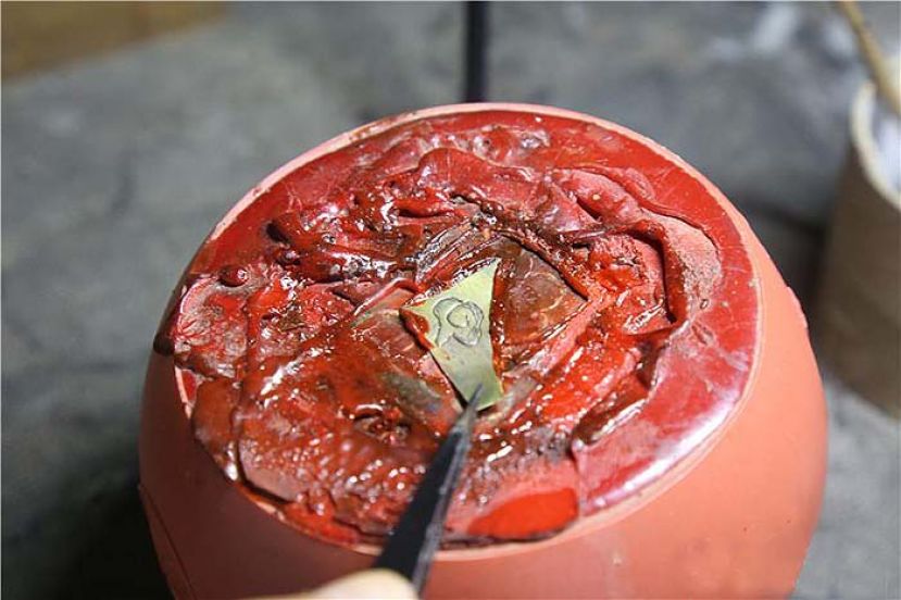 ●采用錾刻工艺制成的花钉。