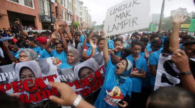 要求开除祖莱达的民众，身穿蓝色服饰，手持&ldquo;开除祖莱达&rdquo;横幅，在公正党总部门口示威请愿。