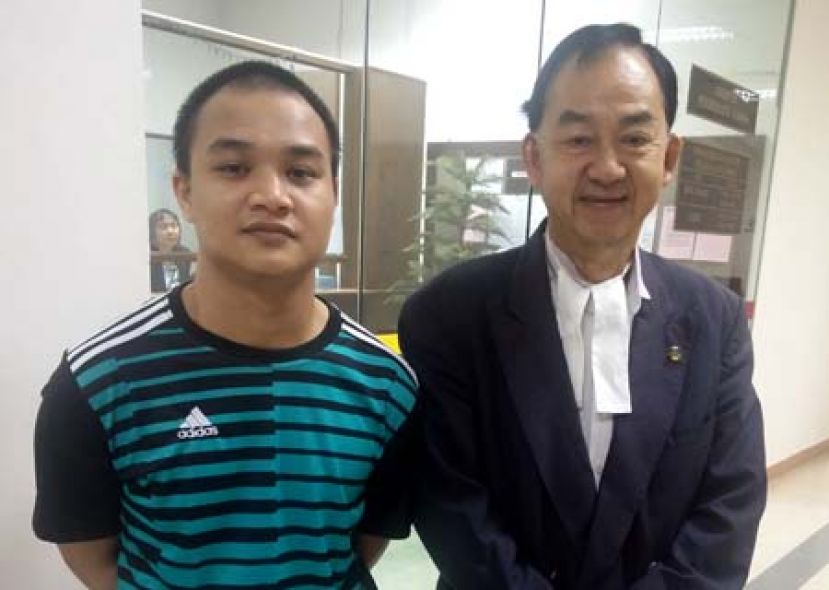 逃出鬼门关的阿旺查玛鲁丁（左）和司法部委任的辩护律师林良纪影于庭外。