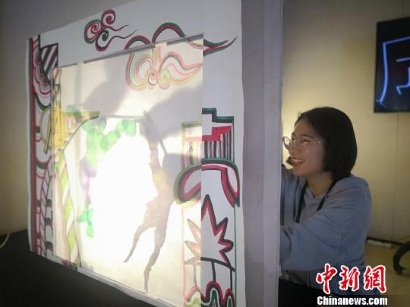 学生体验漫威英雄形象的皮影戏。