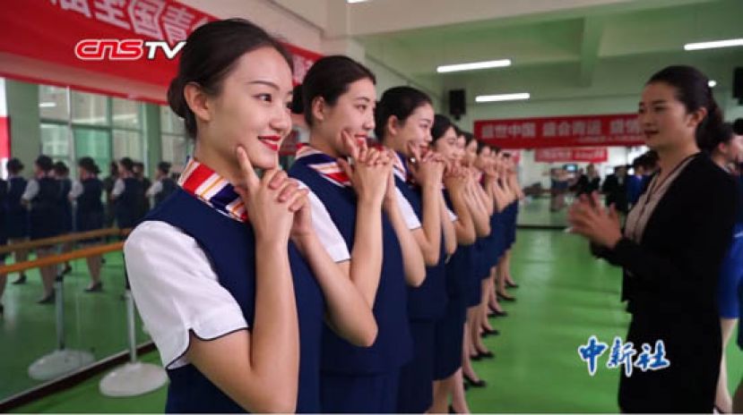 探访青运会礼仪训练日常：咬筷子腿夹纸 每天训练10小时