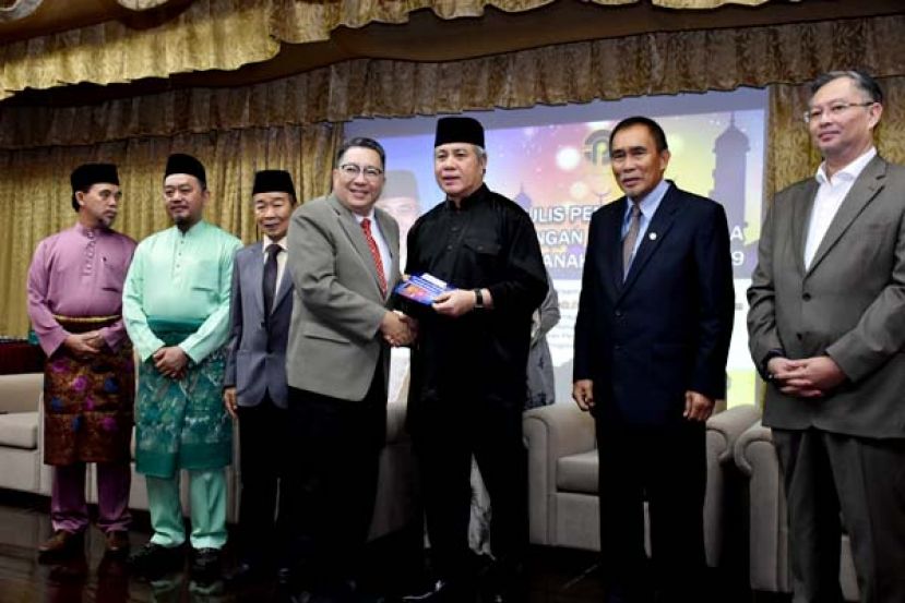 砂副首长拿督阿玛阿旺登雅（右三）移交砂木材发展机构年度捐献予砂精神保健协会顾问拿督黄鸿圣。