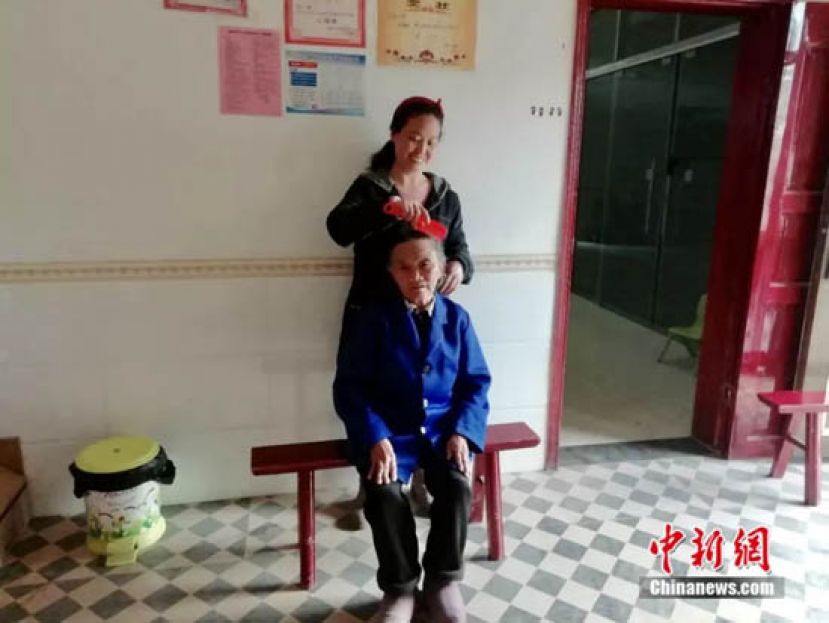 余相梅每天早上都会给赖正琼梳头发。