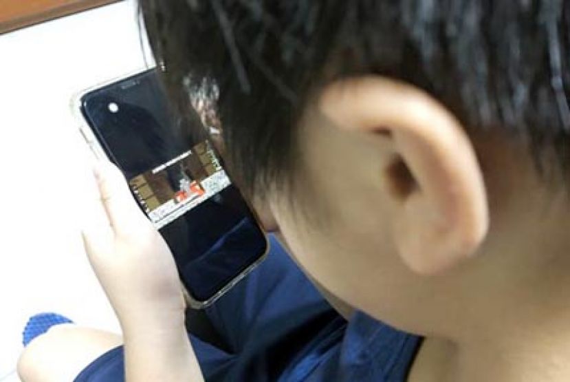 睡前滑手机　五岁童变易怒小怪兽