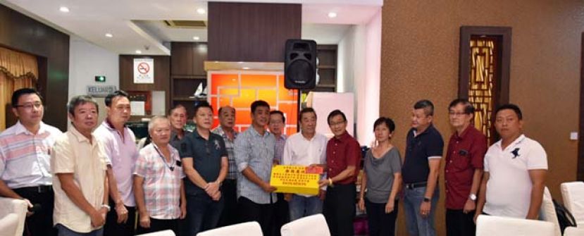 2019已亥年阎罗天子与注生娘娘宝诞之庆典炉主春荣（砂）私人有限公司林永强（右五）在古晋福建公会署理会长黄张金发（右六）和副会长郑佑上 （右七）见证下，移交职权给新届炉主K.F.F Logistics Sdn. Bhd郑汉雄。右起为2019已亥年阎罗天子与注生娘娘宝诞之庆典头家进步当铺陈德明、金泰企业有限公司何金水、松园酒店郭景孝、及振南布庄蒲赛金；左起为凤山寺主任田志和、新届头家清成自动车工业有限公司王永成、江海企业代表吕世新、喜悦酒家骆建生、副会长蔡承财、Match Well Design And Build蔡其杰及公会副秘书兼公会寺庙管理委员会副主席吴祖姜。