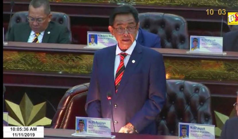  砂青年与体育部长拿督阿都卡林。