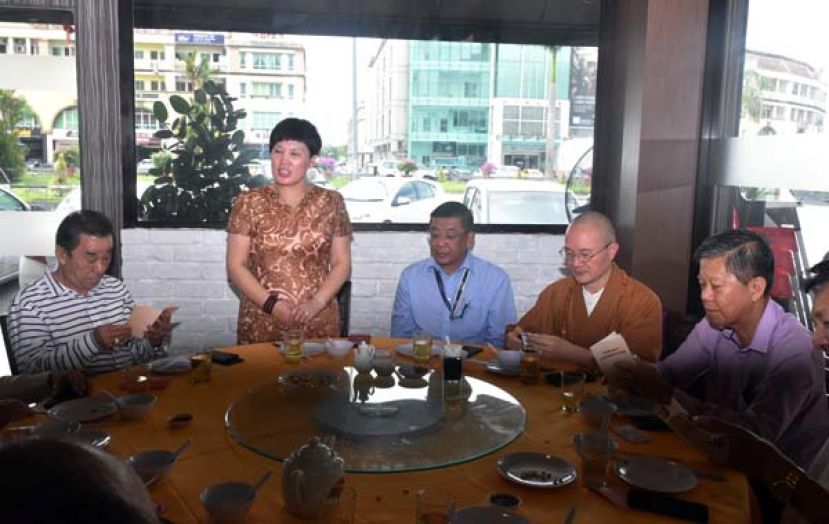 &ldquo;中华禅&middot;海外行&rdquo;走进马来西亚文化交流团副团长、福州市政协委员、福建日报社东南网海外部主任王艳玲（站者）在古晋福建公会所设的午宴上致词。