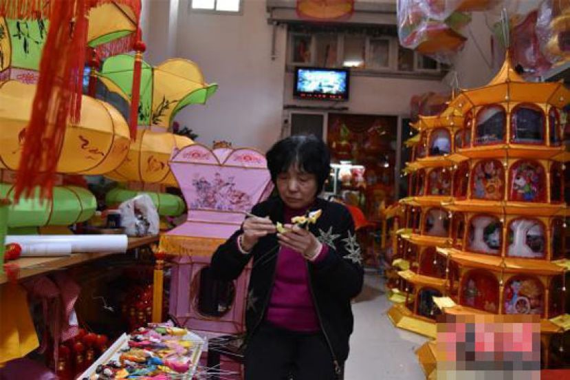 图示：泉州花灯省级传承人曹淑贞专心于制作花灯，传承闽南文化。