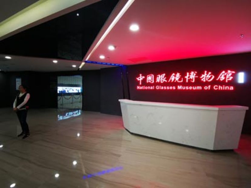 砂拉越媒体团来到丹阳中国眼镜博物馆参观，馆里共有珍贵眼镜藏品300件。