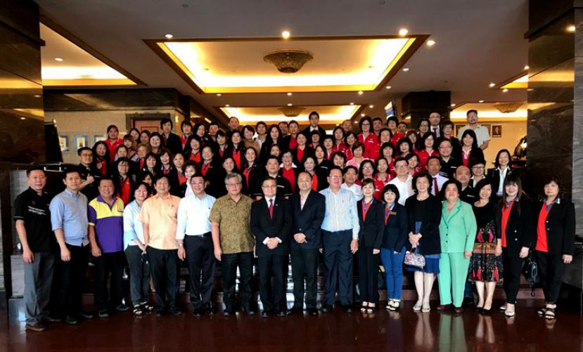 砂华总会长拿督许德忍与出席砂华青与妇女组大会的代表合摄。
