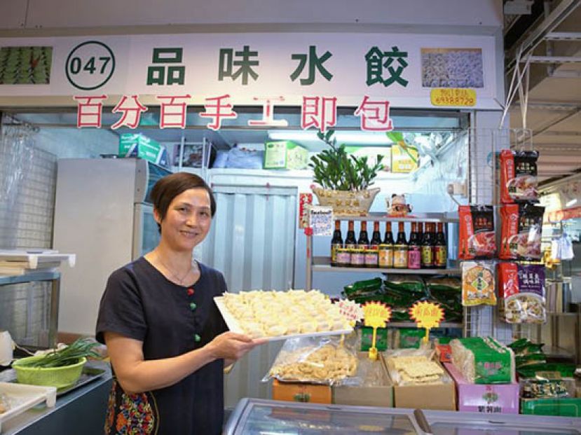 客家妈妈日卖1,000只鲜包饺子＋野生鸡屎藤茶果