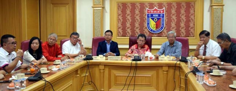 沈桂贤(右4)向美里中华总商会理事拜年时，不忘把握机会与理事们进行交流。其左是理事长李开运，左3是拿督陈超耀助理部长。