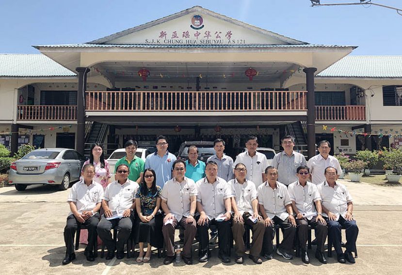 晋汉连省华小董联会访问团与新巫瑶中华公学董教职员合摄，座前排左起为华小董联会副会长本曼查蔡均权、副会长官有盛、教育主任邓秀玲、署理会长田松茂、会长蔡文铎、校董会主席本固鲁刘金昇、秘书长本固鲁贝文美、副会长李仁赵及副财政甲必丹彭裕华。